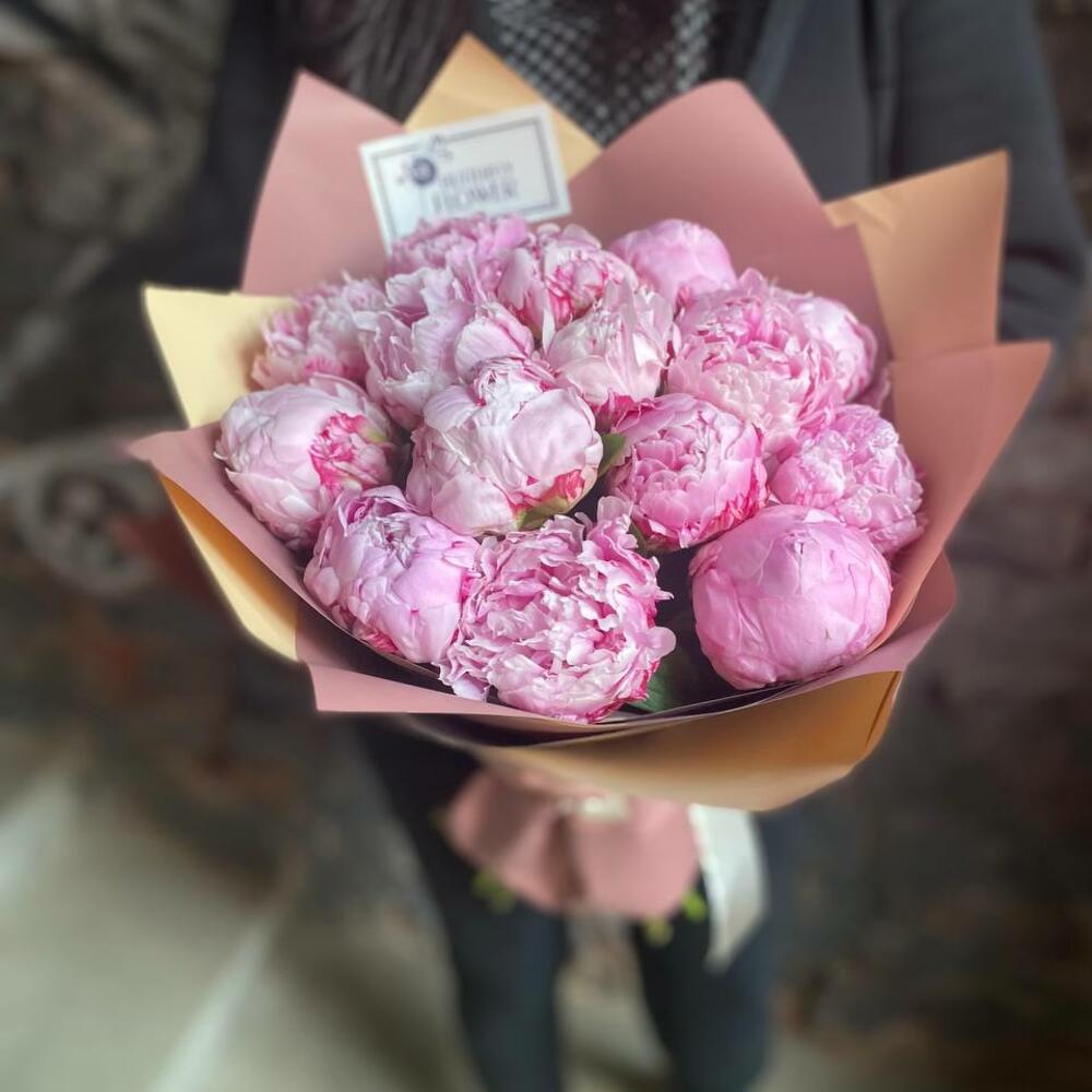 Букет из 15 розовых пионов в дизайнерской упаковке "Принцесса Маргарита"