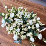 Корзина из роз и лизиантуса с эвкалиптом