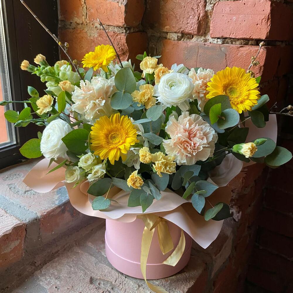 кустовых роз и эвкалипта в стильной шляпной коробке "Солнце Афин" кустовых роз и эвкалипта в стильной шляпной коробке "Солнце Афин"